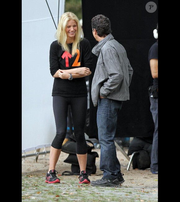 La jolie Gwyneth Paltrow discute avec Mark Ruffalo sur le tournage de Thanks for sharing à New York le 12 octobre 2011