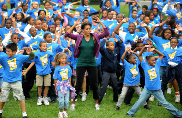 Michelle Obama sportive devant la Maison Blanche à Washington, participe au grand rassemblement sportif de sauts pour entrer dans les Guiness des records. Le 11 octobre 2011