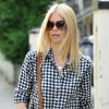 Claudia Schiffer brille dans un look casual. Jean flare, chemise à carreaux, on valide !