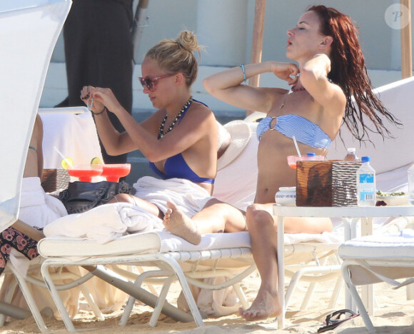 Nicole Richie lors de son escapade au Mexique avec ses amies Juliette Lewis et Samantha Ronson. Septembre 2011