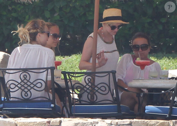 Nicole Richie lors de son escapade au Mexique avec ses amies Juliette Lewis et Samantha Ronson. Septembre 2011