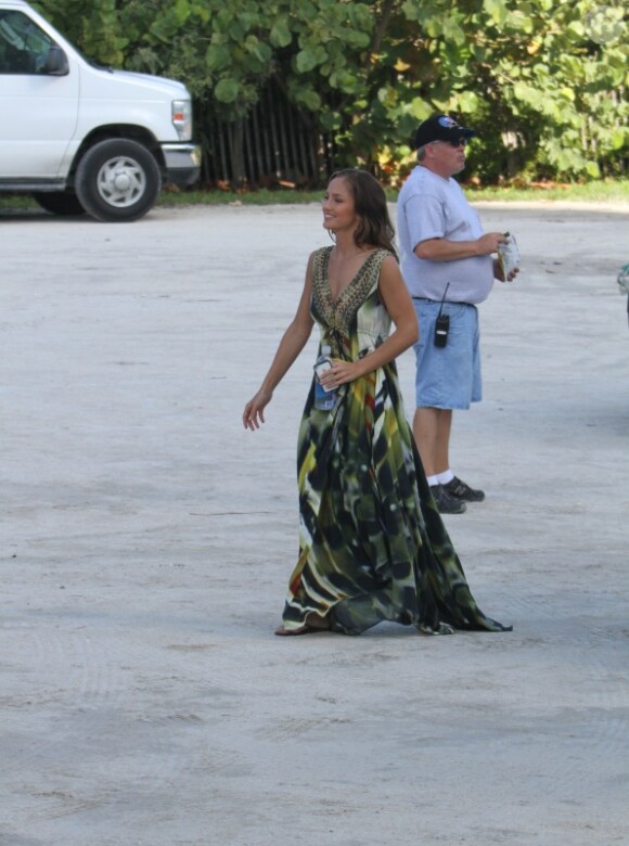 Minka Kelly dans sa sublime robe sur le tournage de la série Charlie's Angels, à Miami, le 11 octobre 2011