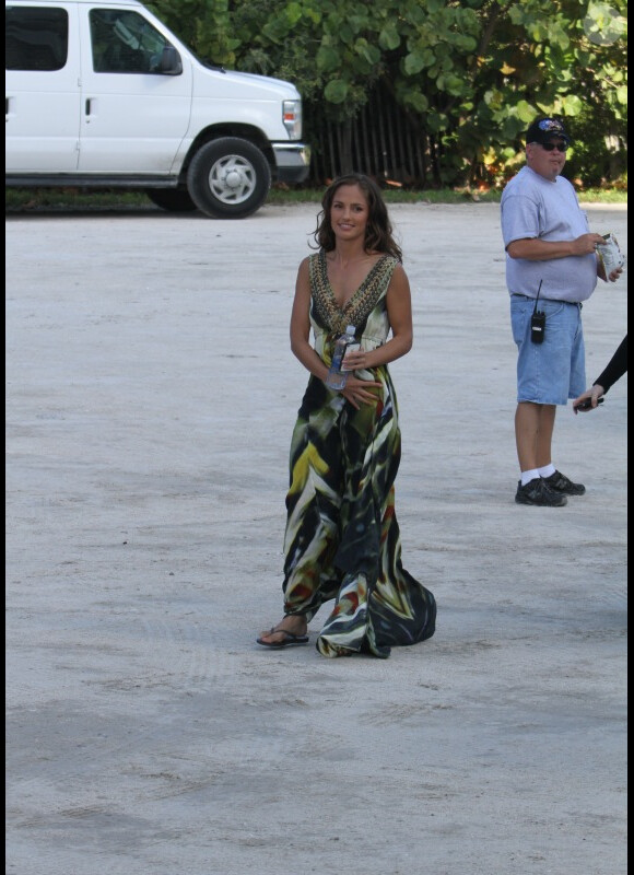 La sublime Minka Kelly sur le tournage de la série Charlie's Angels, à Miami, le 11 octobre 2011