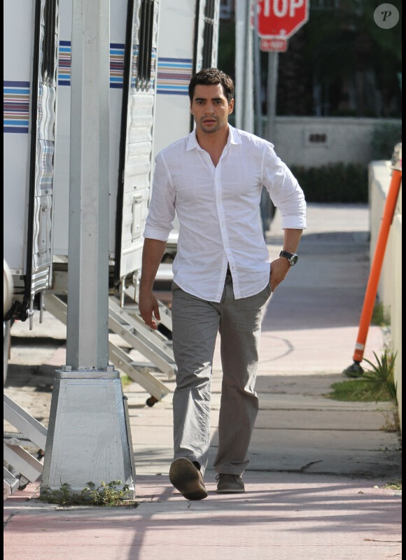 Le séduisant Ramon Rodrigues sur le tournage de la série Charlie's Angels à Miami, le 11 octobre 2011
