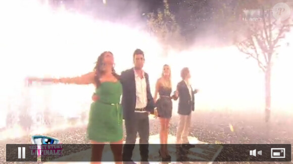 Les quatre finalistes quittent, non sans émotion, la Maison des Secrets sous une pluie de feux d'artifice.