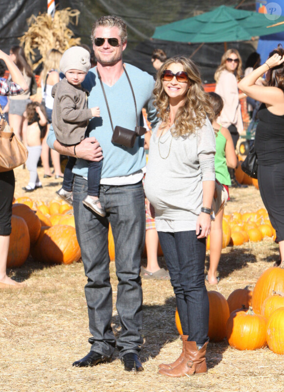 Eric Dane et Rebecca Gayheart vont chercher des citrouilles avec leur fille Billie. Los Angeles, 16 octobre 2011