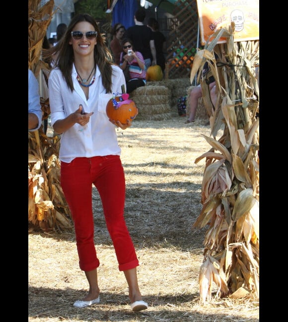 Alessandra Ambrosio a trouvé une citrouille très girly pour Halloween ! Los angeles, 17 octobre 2011