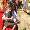 Alessandra Ambrosio s'amuse avec sa fille Anja et des amis à Mr. Bones Pumpkin Patch. Los Angeles, 17 octobre 2011