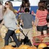 Rebecca Gayheart affiche son ventre arrondi alors qu'elle cherche une belle citrouille en famille ! Los Angeles, 17 octobre 2011