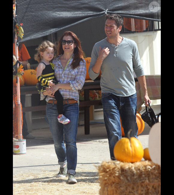 Alyson Hannigan s'offre une sortie avec son mari Alexis Denisof et leur fille Satyana au milieu des citrouilles. Los Angeles, 17 otobre 2011
