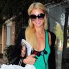 Paris Hilton pratique son sport favori : le shopping. Beverly Hills, le 6 octobre 2011.