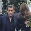 Carla Bruni et Nicolas Sarkozy (dossiers sous le bras) sont de retour à leur hôtel particulier le dimanche 16 octobre en fin d'après-midi après un week-end à l'Elysée