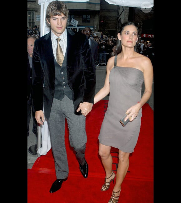 Demi Moore et Ashton Kutcher en septembre 2006. L'actrice affiche une ligne d'enfer sur le tapis rouge.