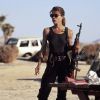Linda Hamilton montre ses bras musclés dans Terminator 2 de James Cameron