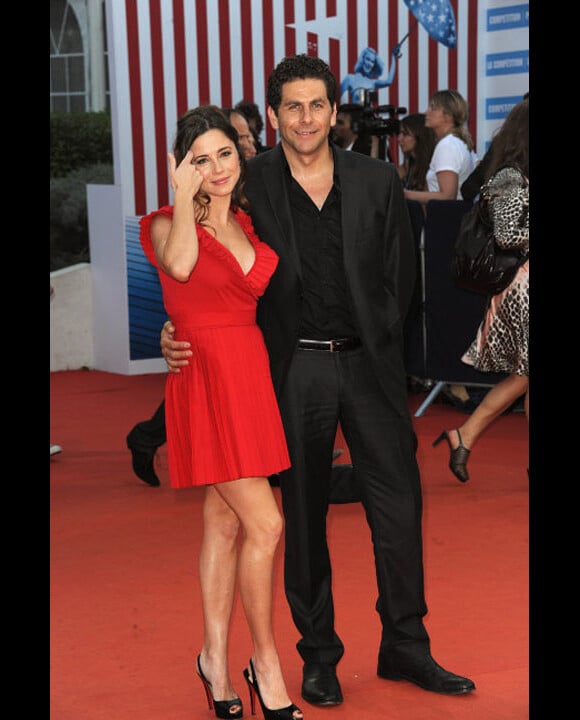 Linda Cardellini et Steven Rodriguez posent sur le tapis rouge du 37ème festival de Deauville en septembre 2011