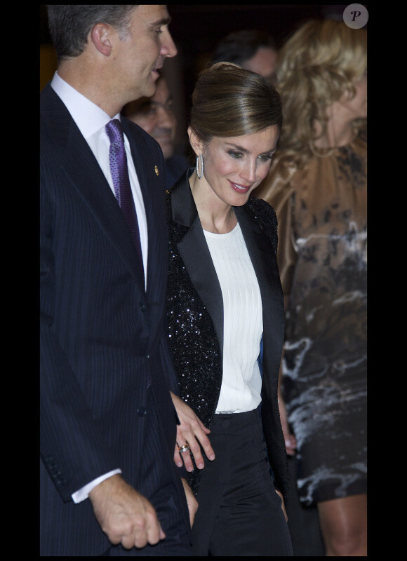 La princesse Letizia et son époux le prince Felipe très complices lors de la cérémonie de clôture de la Semaine Musicale organisée à Oviedo en Espagne. Le 20 octobre 2011
