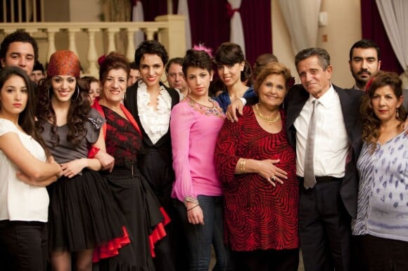 Sofia Essaïdi entourée du casting d'Aïcha : la grande débrouille, diffusé France 2 à 20h35 le 7 septembre