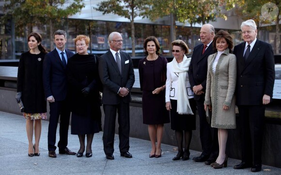 Avant les festivités du soir, les dignitaires scandinaves se sont recueillis à Ground Zero au memorial des attentats du 11 septembre (de g. à dte), à New York le 21 octobre 2011 : la princesse Mary, le prince Frederik, la présidente de la Finlande Tarja Halonen, le roi carl XVI Gustaf et la reine Silvia de Suède, la reine Sonja et le roi Harald V de Norvège, le président islandais Olafur Ragnar Grimsson et son épouse.