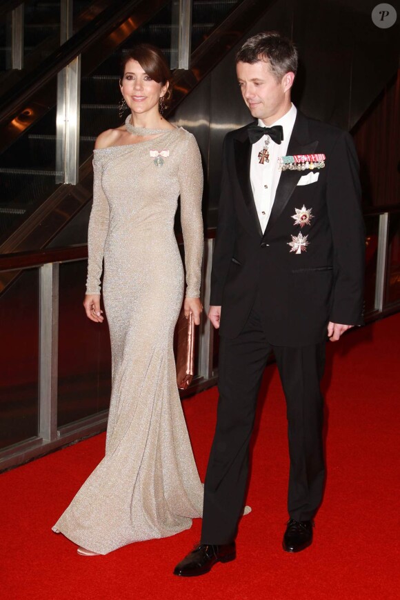 Le prince Frederik et la princesse Mary de Danemark arrivent pour la soirée du 100e anniversaire de la Fondation Américano-Scandinave, qui a attiré  royaux et chefs d'Etat de Scandinavie à New York. Le 21 octobre 2011,  tous se sont rassemblés pour le dîner et le bal donnés au Hilton en  l'honneur de l'association.