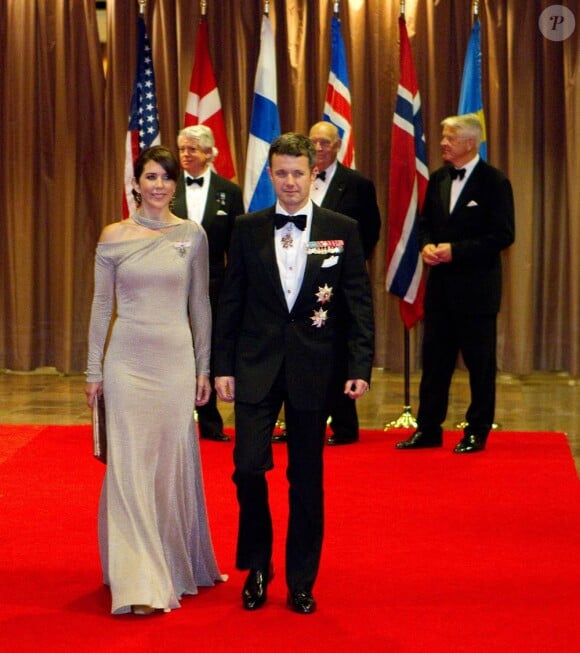 Le prince Frederik et la princesse Mary de Danemark arrivent pour la soirée du 100e anniversaire de la Fondation Américano-Scandinave, qui a attiré  royaux et chefs d'Etat de Scandinavie à New York. Le 21 octobre 2011,  tous se sont rassemblés pour le dîner et le bal donnés au Hilton en  l'honneur de l'association.