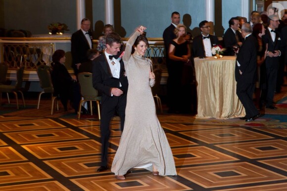 Sur la piste, après la réception et le dîner, le prince Frederik et la princesse Mary de Danemark ont fait honneur au bal donné au Hilton de New York en l'honneur du 100e anniversaire de la Fondation Américano-Scandinave, le 21 octobre 2011.