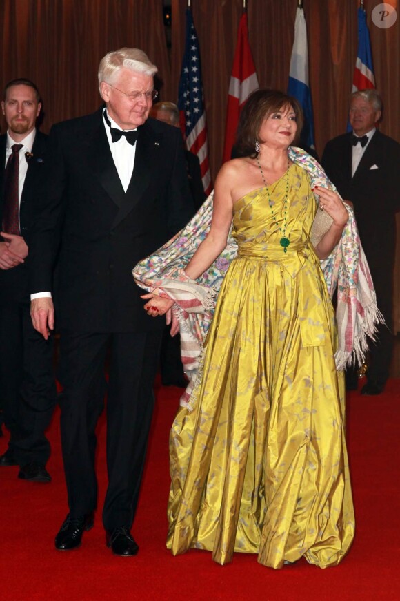 Le président de l'Islande et son épouse lors du 100e anniversaire de la Fondation Américano-Scandinave, qui a attiré  royaux et chefs d'Etat de Scandinavie à New York. Le 21 octobre 2011,  tous se sont rassemblés pour le dîner et le bal donnés au Hilton en  l'honneur de l'association.