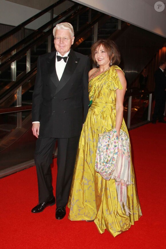 Le président de l'Islande et son épouse lors du 100e anniversaire de la Fondation Américano-Scandinave, qui a attiré  royaux et chefs d'Etat de Scandinavie à New York. Le 21 octobre 2011,  tous se sont rassemblés pour le dîner et le bal donnés au Hilton en  l'honneur de l'association.