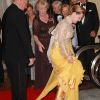 Le roi Harald V de Norvège et la reine Sonja, qui a semblé connaître un petit problème sans conséquence sur le tapis rouge, au 100e anniversaire de la Fondation Américano-Scandinave, qui a attiré  royaux et chefs d'Etat de Scandinavie à New York. Le 21 octobre 2011,  tous se sont rassemblés pour le dîner et le bal donnés au Hilton en  l'honneur de l'association.