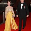 Le roi Harald V de Norvège et la reine Sonja, qui a semblé connaître un petit problème sans conséquence sur le tapis rouge, au 100e anniversaire de la Fondation Américano-Scandinave, qui a attiré  royaux et chefs d'Etat de Scandinavie à New York. Le 21 octobre 2011,  tous se sont rassemblés pour le dîner et le bal donnés au Hilton en  l'honneur de l'association.