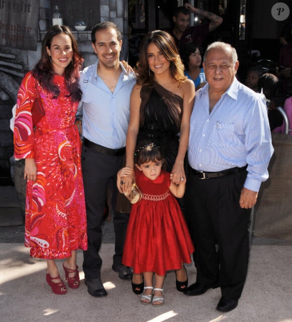 Salma Hayek en famille lors de l'avant-première à Los Angeles du film Le Chat Potté le 23 octobre 2011
