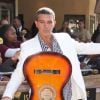 Antonio Banderas s'amuse avec sa guitare lors de l'avant-première à Los Angeles du film Le Chat Potté le 23 octobre 2011