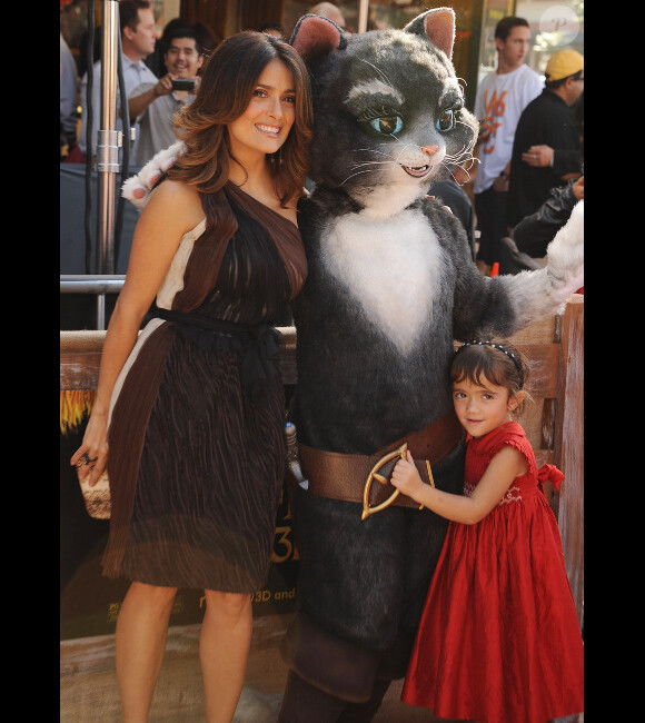 Salma Hayek et son adorable fille Valentina lors de l'avant-première à Los Angeles du film Le Chat Potté le 23 octobre 2011