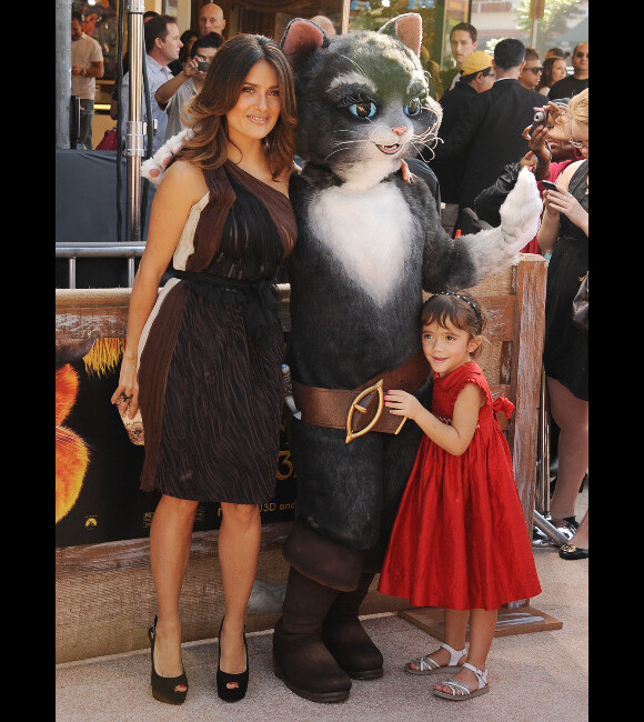 Salma Hayek, sa fille Valentina et un chat géant lors de l'avant-première à Los Angeles du film Le Chat Potté le 23 octobre 2011