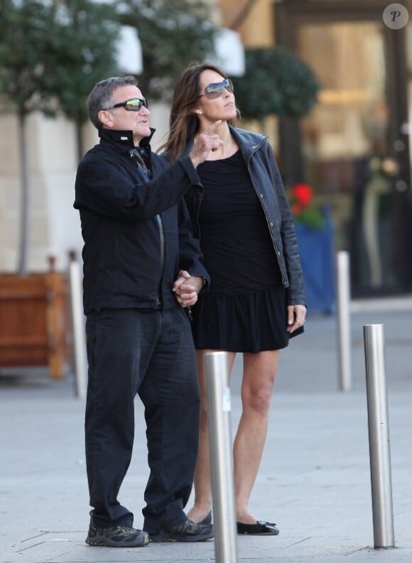 Robin Williams et Susan Schneider à Paris pour leur voyage de noces, le 25 octobre 2011.