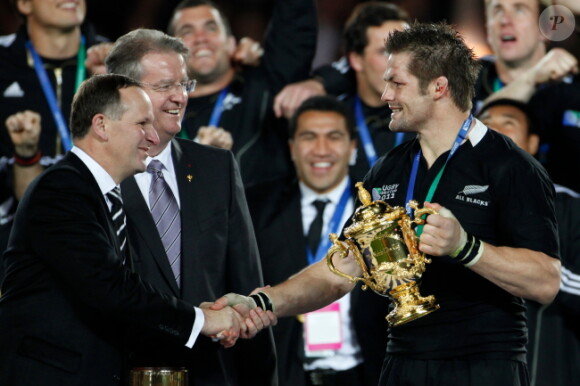 Richie McCaw brandit la coupe Webb Ellis lors de la finale de la Coupe du monde de rugby remportée par les All Blacks le 23 octobre 2011 à l'Eden Park d'Auckland