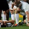 Les joueurs de l'équipe de France abattus lors de la finale de la Coupe du monde de rugby remportée par les All Blacks le 23 octobre 2011 à l'Eden Park d'Auckland