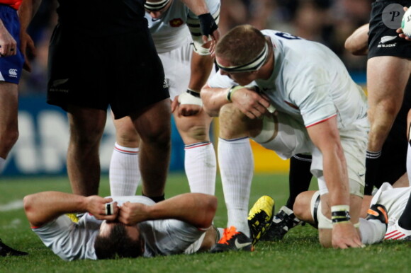 Les joueurs de l'équipe de France abattus lors de la finale de la Coupe du monde de rugby remportée par les All Blacks le 23 octobre 2011 à l'Eden Park d'Auckland