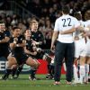 Les Français défient le Haka néozélandais lors de la finale de la Coupe du monde de rugby remportée par les All Blacks le 23 octobre 2011 à l'Eden Park d'Auckland
