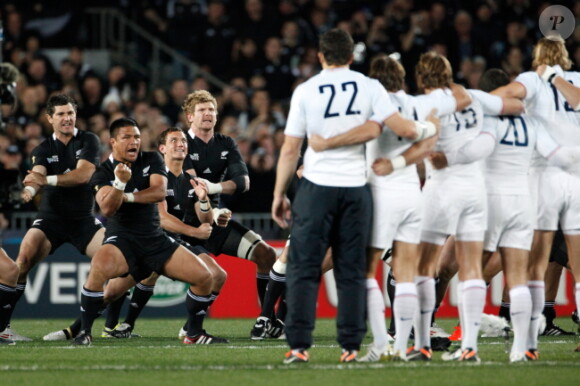 Les Français défient le Haka néozélandais lors de la finale de la Coupe du monde de rugby remportée par les All Blacks le 23 octobre 2011 à l'Eden Park d'Auckland