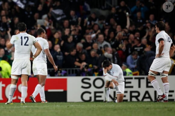 Les larmes de l'équipe de France lors de la finale de la Coupe du monde de rugby remportée par les All Blacks le 23 octobre 2011 à l'Eden Park d'Auckland