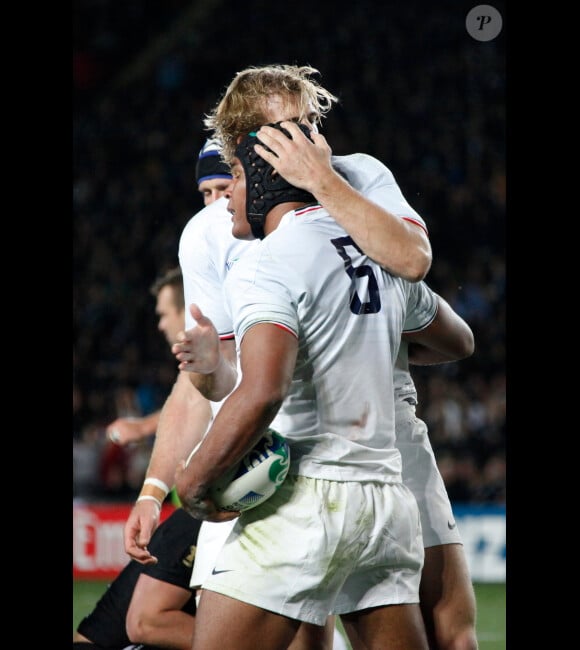 Les larmes de l'équipe de France lors de la finale de la Coupe du monde de rugby remportée par les All Blacks le 23 octobre 2011 à l'Eden Park d'Auckland