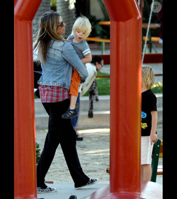 La jolie Mira Sorvino et ses enfants Mattea, 6 ans et Hohnny, 5 ans et Holden, 2 ans au parc à Malibu le 6 octobre 2011