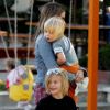 Mira Sorvino câline avec ses enfants Mattea, 6 ans et Hohnny, 5 ans et Holden, 2 ans au parc à Malibu le 6 octobre 2011