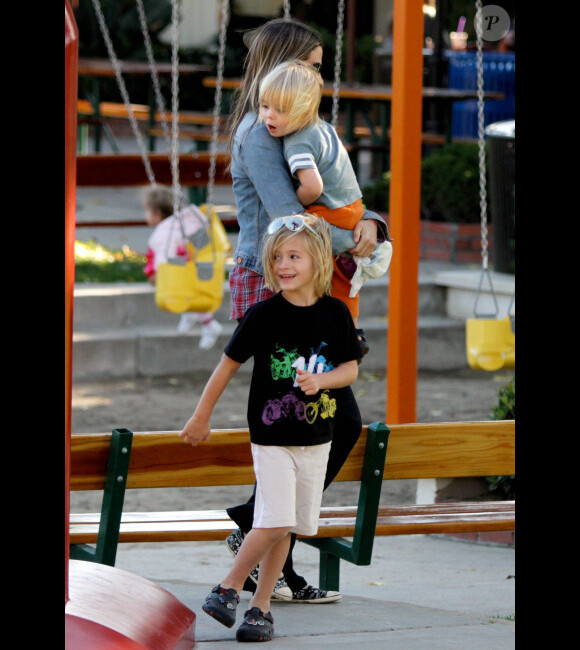 Mira Sorvino câline avec ses enfants Mattea, 6 ans et Hohnny, 5 ans et Holden, 2 ans au parc à Malibu le 6 octobre 2011