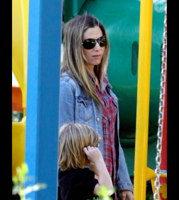 Mira Sorvino passe une journée avec ses enfants Mattea, 6 ans et Hohnny, 5 ans et Holden, 2 ans au parc à Malibu le 6 octobre 2011
