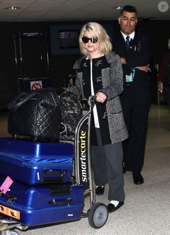 La it girl Kelly Osbourne, à peine débarquée de l'avion. Los Angeles, le 25 octobre 2011.