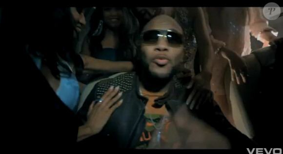 Flo Rida dans le clip Hangover