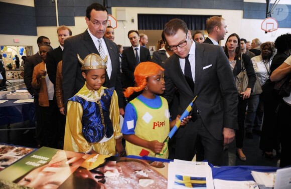 Avec les enfants, le courant passe toujours bien. Le prince Daniel de Suède s'est rendu à l'école élémentaire Miner de Washington le 26 octobre 2011, dans la cadre du Nordic Food Day vantant la gastronomie scandinave dans 120 établissements scolaires de la ville.