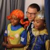Une photo de classe pas ordianire... Le prince Daniel de Suède s'est rendu à l'école élémentaire Miner de Washington le 26 octobre 2011, dans la cadre du Nordic Food Day vantant la gastronomie scandinave dans 120 établissements scolaires de la ville.