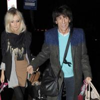 Ronnie Wood et sa jolie jeune blonde voient leur amie s'étaler